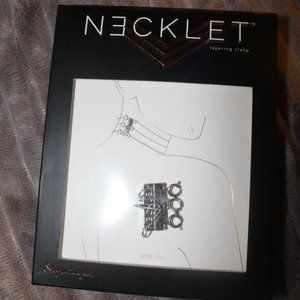 Necklet White Gold Triple Clasp